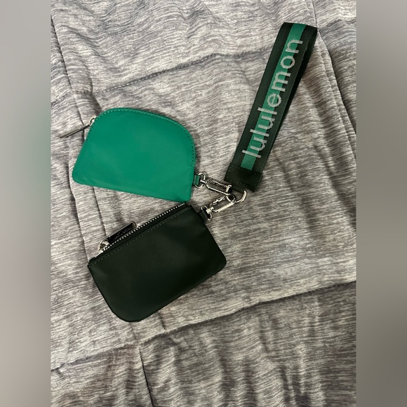 NWOT lululemon athletica Green and Black Key & Card Holder Set - Picture 2 of 4